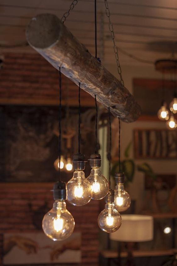1. Un ceppo di legno, qualche filo e delle lampadine stile retrò ed ecco un magnifico lampadario rustico. 