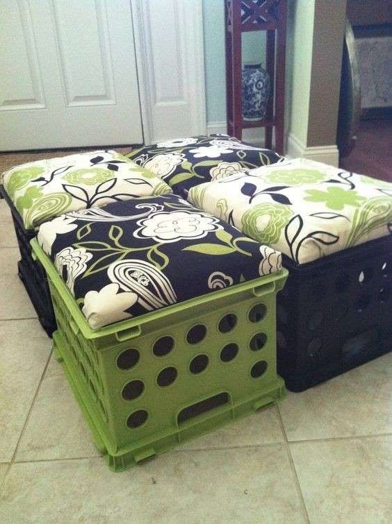 4. Qualche cuscino colorato ed ecco pronti dei confortevoli sedili per far accomodare gli ospiti.
