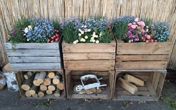 1. Fioriere con scomparti per riporre la legna per il camino. Magnifico arredo outdoor ed elegante soluzione salvaspazio.