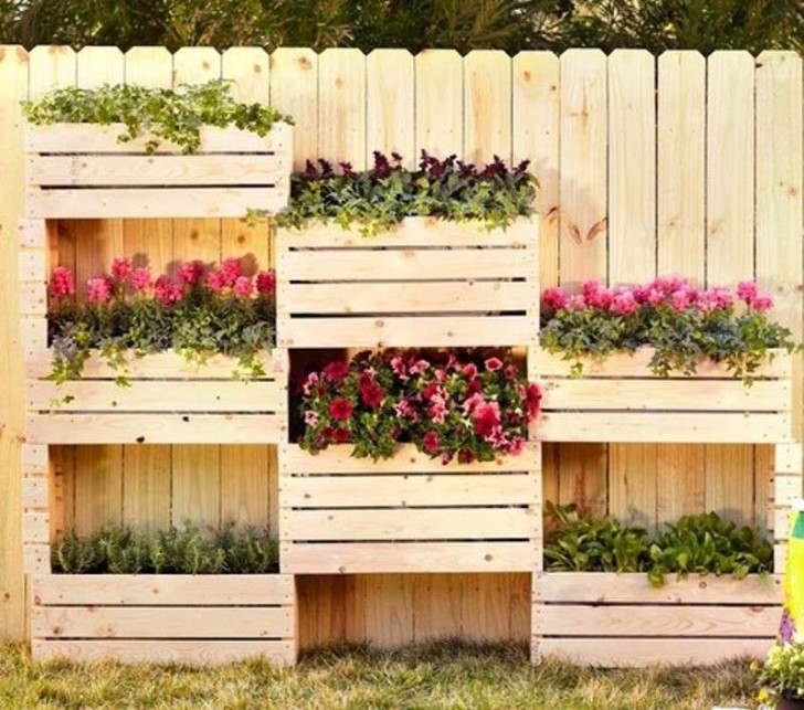 11. Sembra quasi di ammirare la facciata di un fabbricato con tanti balconi fioriti che si affacciano al sole.