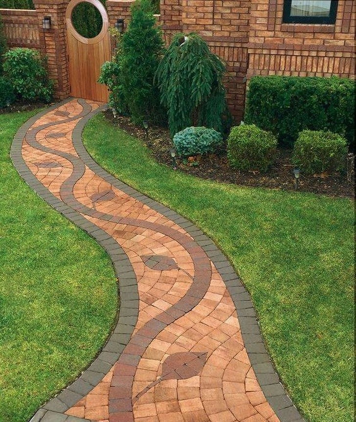 10. Con un così bel vialetto di piastrelle colorate dovrete mettere il cartello "calpestare le aiuole".