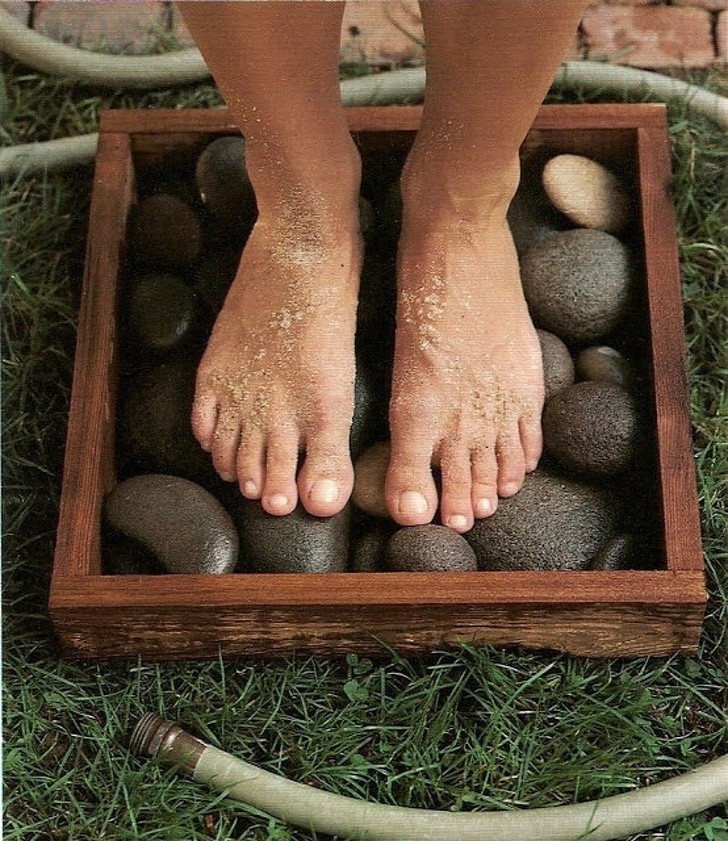 21. Massaggio planare con pietre, praticamente una spa in casa.