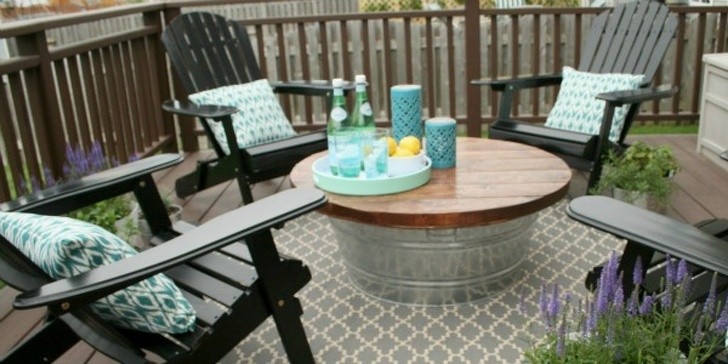 6. Un largo secchio di metallo e un ripiano di legno diventano un originale tavolino da patio. All'interno potete anche conservare oggetti o magari altri cuscini per le sedie.