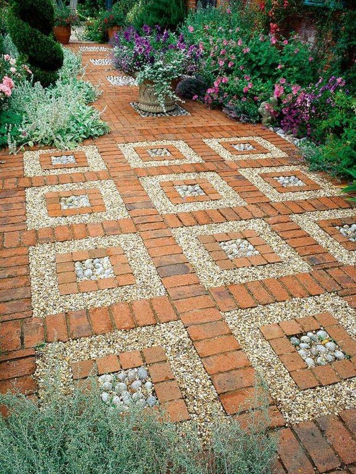 9. Ammirate questo magnifico mosaico di pietre e mattoni. Potreste averlo anche voi nel vostro cortile.