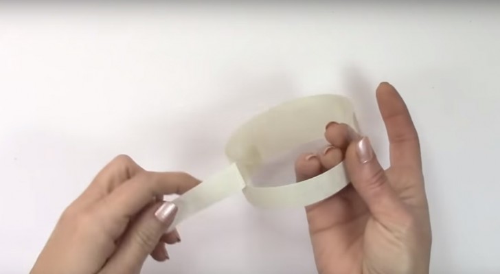 5. Staccate adesso il nastro adesivo dalla plastica ricavando un cerchio trasparente.