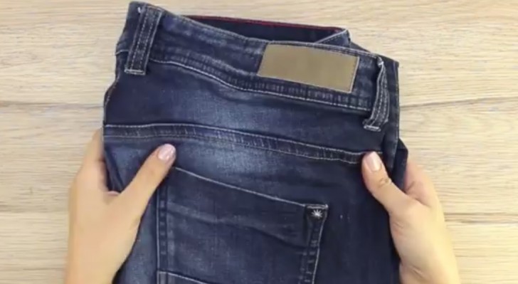 1. Controllate nell'armadio, di sicuro avrete qualche vecchio jeans che non vi piace più adatto a fare al caso vostro.