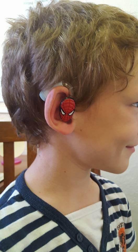 Diese Mutter hat spezielle Hörgeräte entwickelt, die den Kindern helfen, sich sicherer zu fühlen - 4