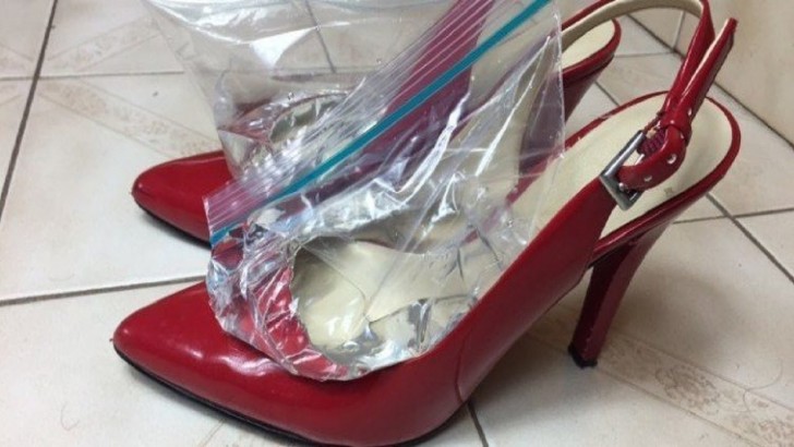 Scarpe troppo strette? Inserite delle bustine di ghiaccio, mettetele in freezer per 20 minuti, scongelatele e voilà, saranno più larghe e più confortevoli!