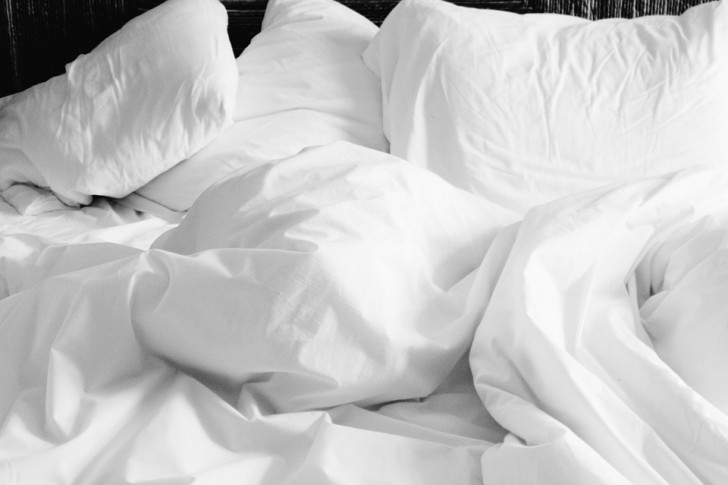 3. Sbiancare i cuscini ingialliti. Sono necessari: detersivo per lavastoviglie in polvere, borace, detersivo per lavatrice in polvere. Rimuovere la federa, far bollire dell’acqua e versare 1 tazza per ogni detersivo più una mezza tazza di borace, mescolando bene il tutto. Il composto va versato in un recipiente abbastanza grande per poter immergere il cuscino oltre a una tazza di candeggina. Lasciare a mollo per mezz’ora in entrambi i versi. eseguire infine un ciclo di lavaggio in lavatrice