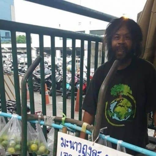 Loong Dum vende sacchetti di limoni, e l'insegna recita: "Il ricavato verrà speso in cibo per i gatti di strada"