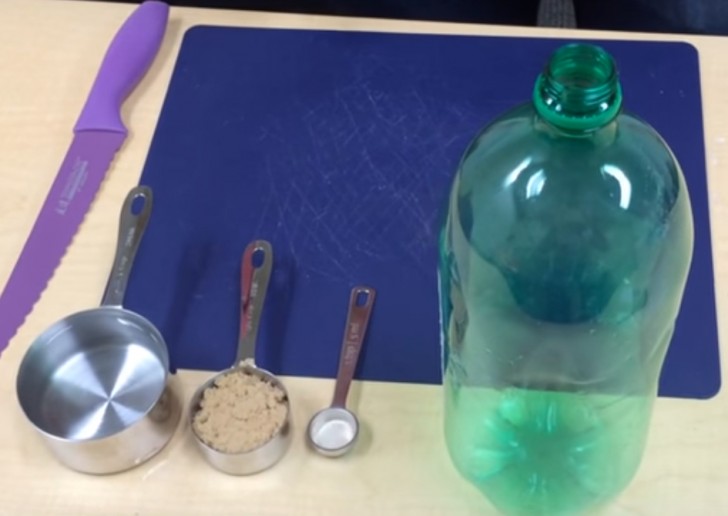 1. Procuratevi una bottiglia di plastica, mezzo bicchiere di acqua calda, un paio di cucchiai di zucchero di canna ed un cucchiaino di lievito.