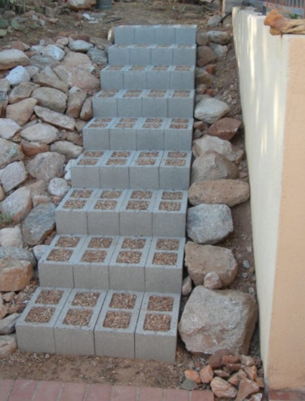 Eccola, la scala da esterno realizzate con dei blocchetti di cemento