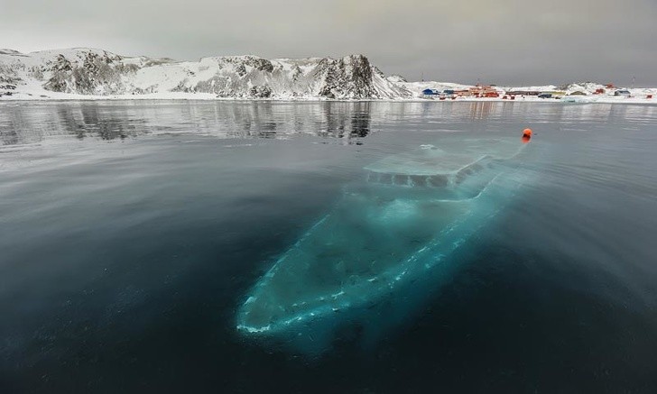 Un bateau fantôme sous les eaux de l'Antarctique