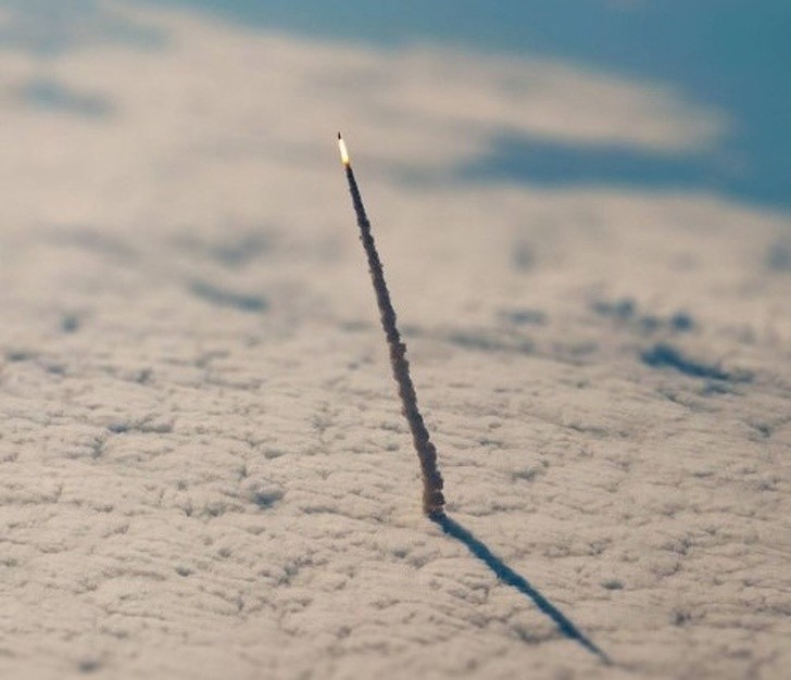 Uno shuttle spaziale che lascia l'atmosfera della Terra