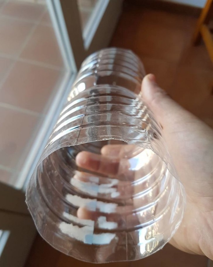 Ecco che uso si può fare di una semplicissima bottiglia di plastica