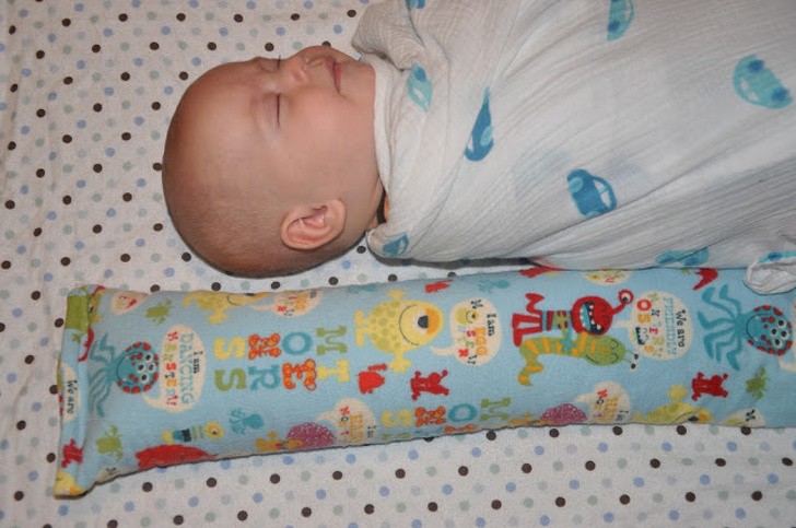 10. Nimm einen Kissenbezug, fülle ihn mit Reis und stelle ihn in die Mikrowelle: Du bekommst ein beheiztes Kissen, das dem Neugeborenen hilft, einzuschlafen.... als wärst du an seiner Seite!