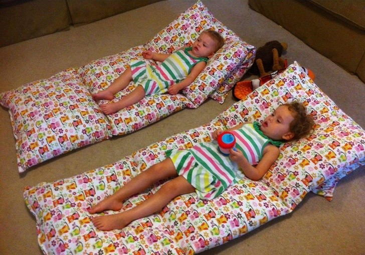 5. En cousant ensemble des oreillers bon marché, vous pouvez créer un tapis-canapé que les enfants vont adorer