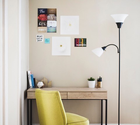 10. Il dentifricio funziona anche come adesivo d'emergenza per appendere un poster: non danneggia la parete