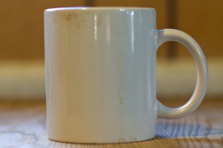 14. Sulle macchie di acqua che si formano sul legno, metti del dentifricio, lascia agire e poi ripulisci