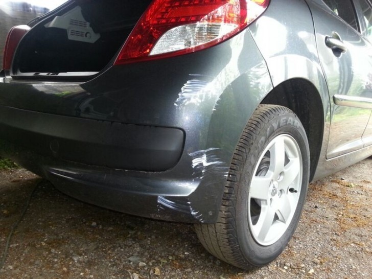 4. Passare un panno con del dentifricio sui graffi della carrozzeria aiuta a rimuovere i residui di vernice e a rendere i graffi meno visibili