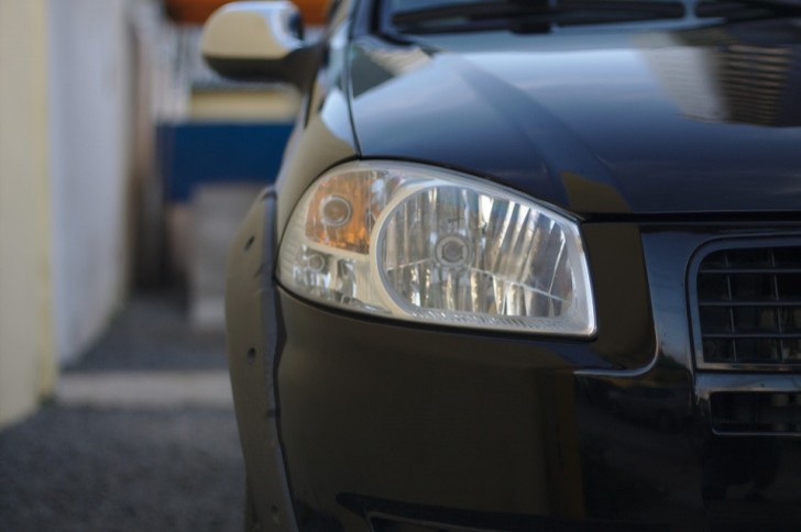 7. Per fari brillanti e luminosi, puliscili con un panno e del dentifricio, oppure con uno spazzolino se lo sporco è ostinato