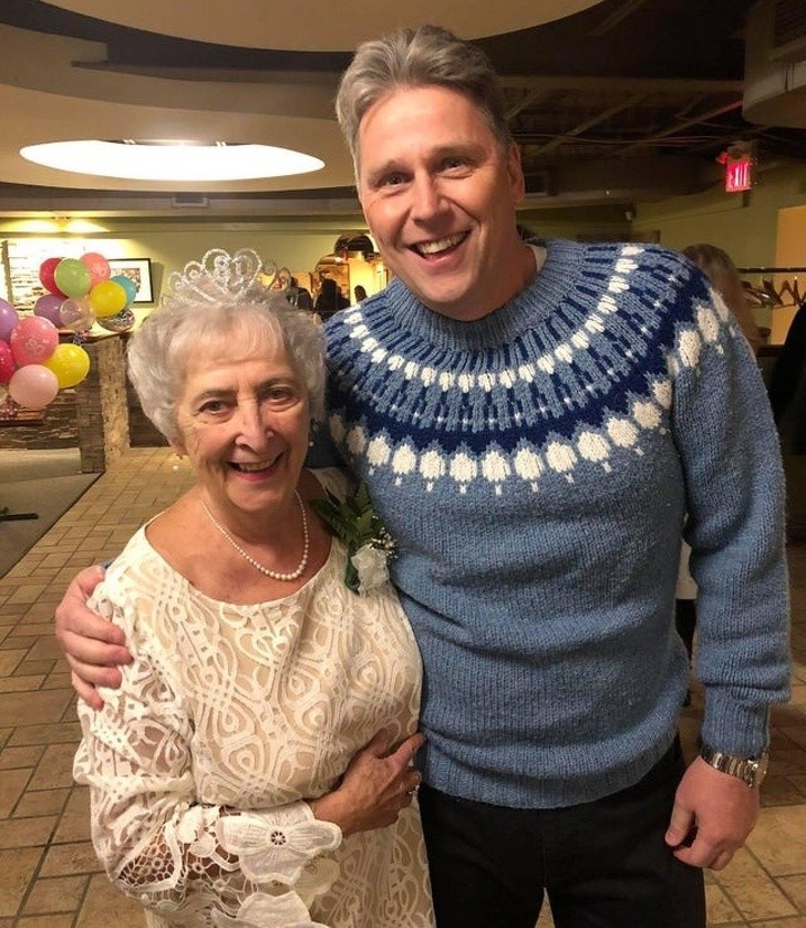 10. "Mia nonna ha festeggiato 80 anni lo scorso weekend e un amico di mio zio si è presentato con un maglione che mia nonna gli aveva fatto quando era ragazzo, per mostrarle che ancora lo conservava."