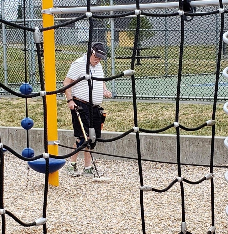 5. "Un signore utilizza il suo metal detector in un parco giochi, per raccogliere pezzi di ferro che potrebbero essere pericolosi per i bambini. Lo fa solo per la sicurezza dei bambini"