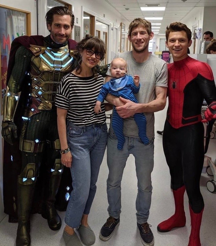6. Jake Gyllenhaal e Tom Holland visitam o departamento de pediatria do hospital, vestidos de super-heróis.