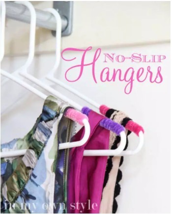 17. Maak je hangers antislip door pijpenragers te gebruiken