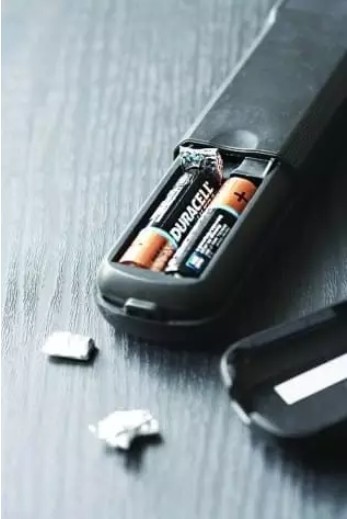 4. Wenn die Batterien zu kurz sind, verwenden Sie Aluminiumfolie, um den Kontakt herzustellen