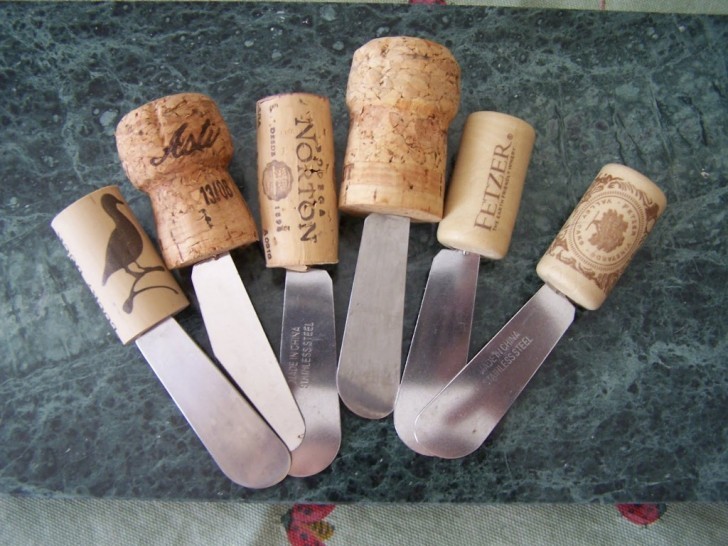 9. Ecco dei manici per coltelli creati con i tappi