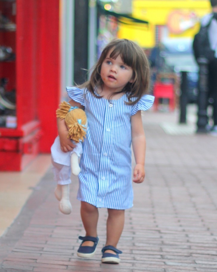 1. Trasforma una camicia in un bellissimo vestitino da bambina