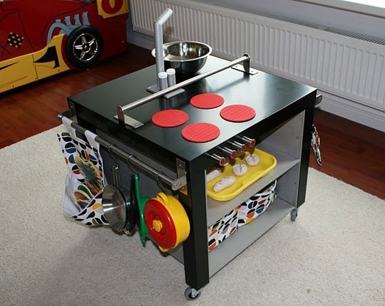 8. Un tavolino trasformato in una cucina per bambini