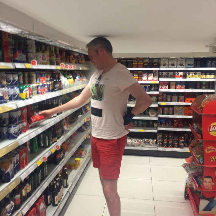 Este turista americano quase não conseguiu entrar em um supermercado europeu...