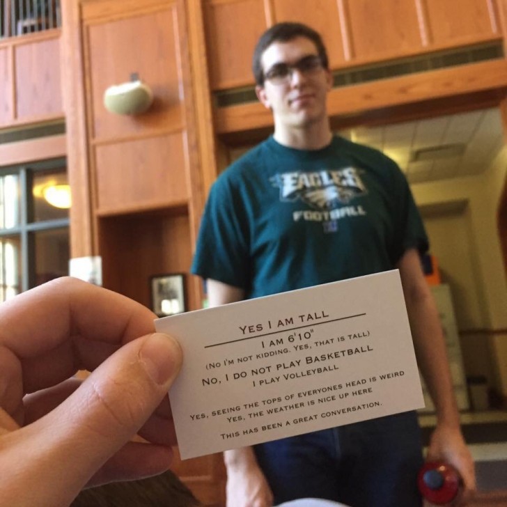 A questo ragazzo gli viene sempre chiesto quanto e alto e lui, per noia, ha stampato un biglietto da visita personalizzato!