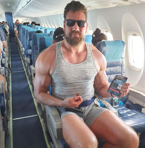 Este cara pode viajar somente nos primeiros bancos do avião.