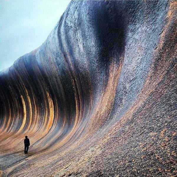 1. Ce que vous voyez n'est pas une vague, mais la spectaculaire formation rocheuse appelée "Wave Rock", située en Australie.