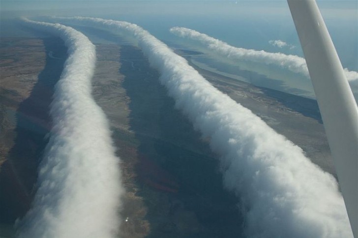 4. Ces "rouleaux" de nuages (Morning Glory) ne se forment qu'au printemps dans le nord de l'Australie... ils font jusqu'à 1 000 km de long et "roulent" dans le ciel de l'océan à la côte !