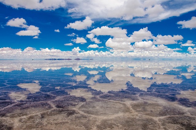 7. Le plus grand marais salé du monde, en Bolivie, ressemble à un gigantesque miroir lorsque l'eau s'accumule à la surface...