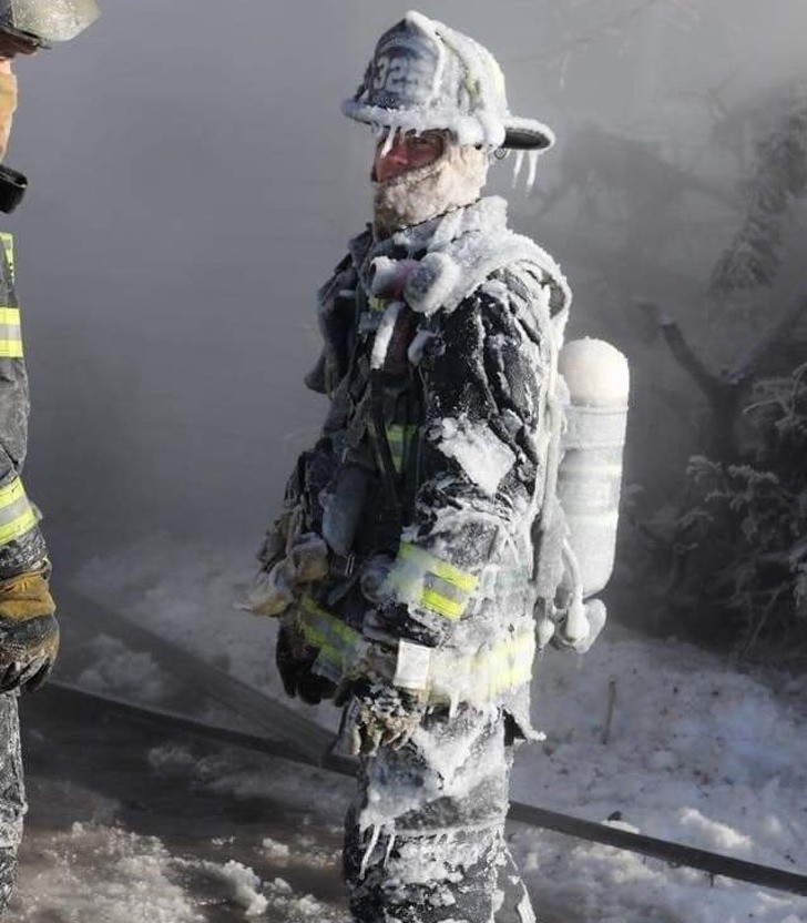 15. Un vigile del fuoco dopo aver lavorato a -40 C°