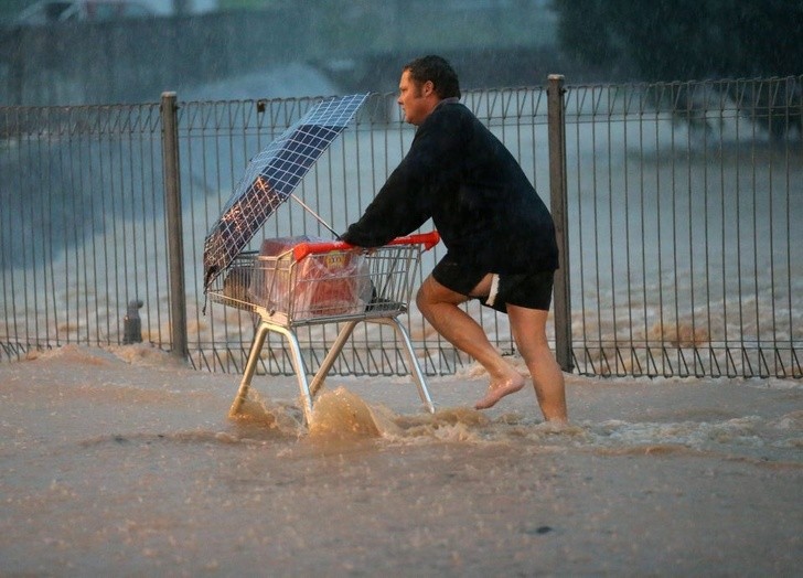 5. Un Australien fait ses courses pendant une inondation comme si de rien n'était.