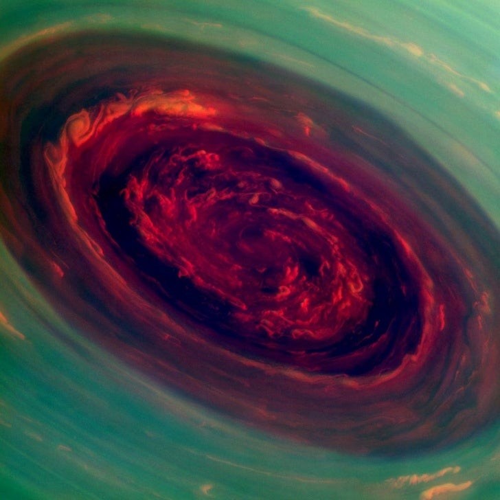 24. un uragano su Saturno
