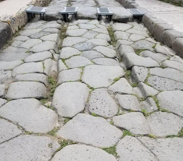 5. Les rues de Pompéi sur lesquelles le passage des chars a creusé de profonds sillons