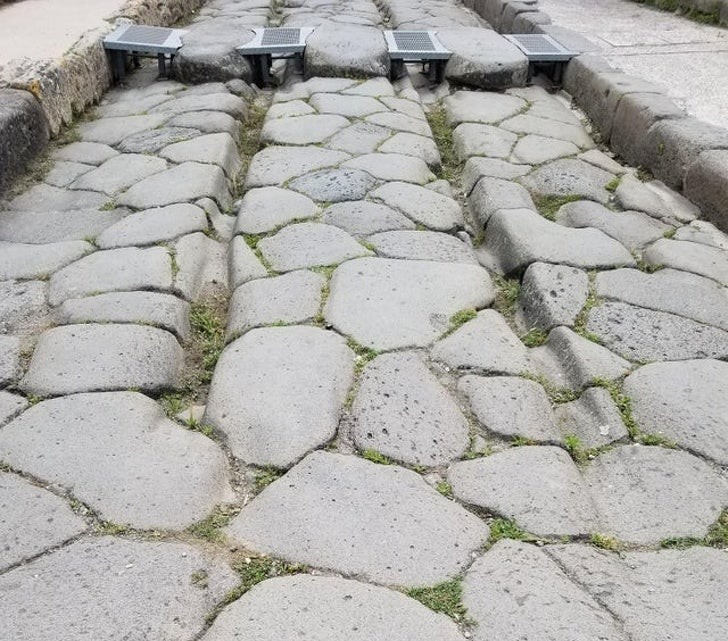 5. De straten in Pompeï hebben diepe karrensporen gekregen