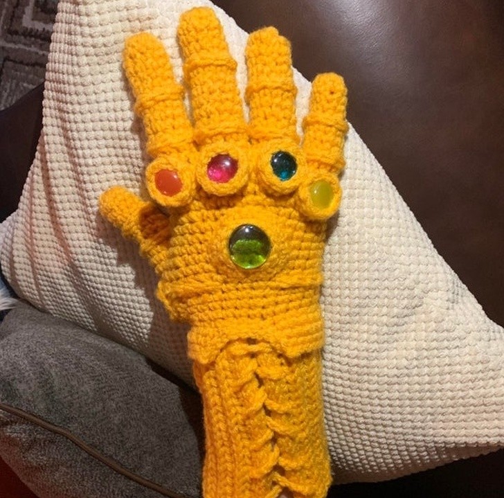 13. Ook oma's dragen de handschoen de Infinity Gauntlet!
