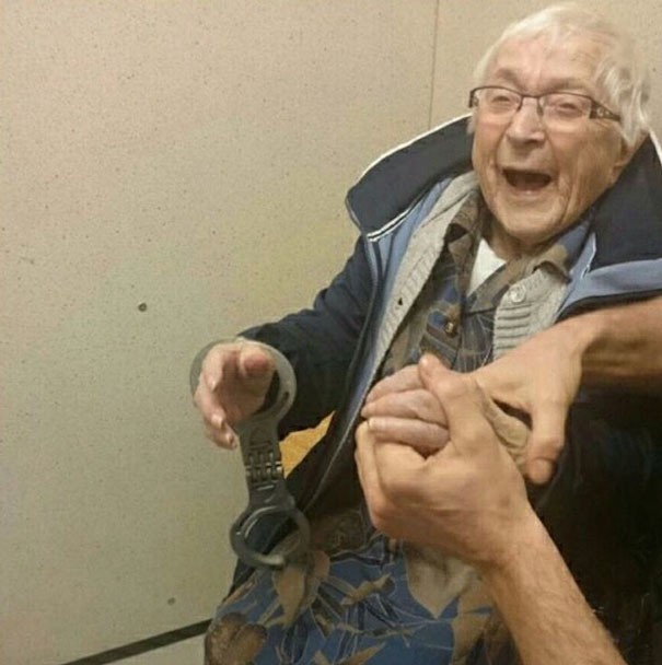 Questa donna di 99 anni desiderava farsi arrestare almeno una volta nella vita: la polizia esaudisce il suo sogno - 1