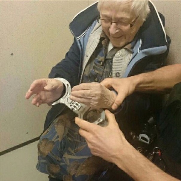 Questa donna di 99 anni desiderava farsi arrestare almeno una volta nella vita: la polizia esaudisce il suo sogno - 2
