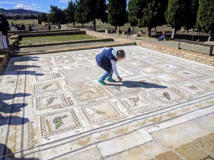 10. Deze jongen gooit een balletje op boven een heel oude Romeinse mozaïek en dan laten z'n ouders toe dat hij het kan pakken en daarbij op de mozaïek trapt.