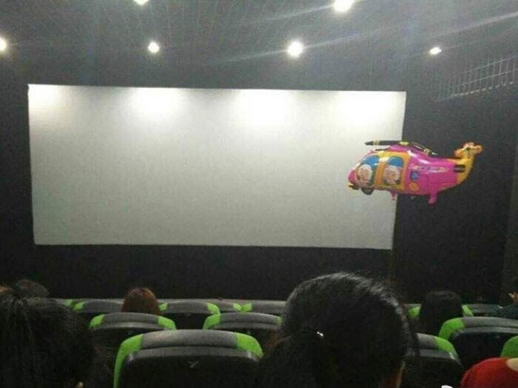 3. Permitir a tu hija de entrar al cine con un globo