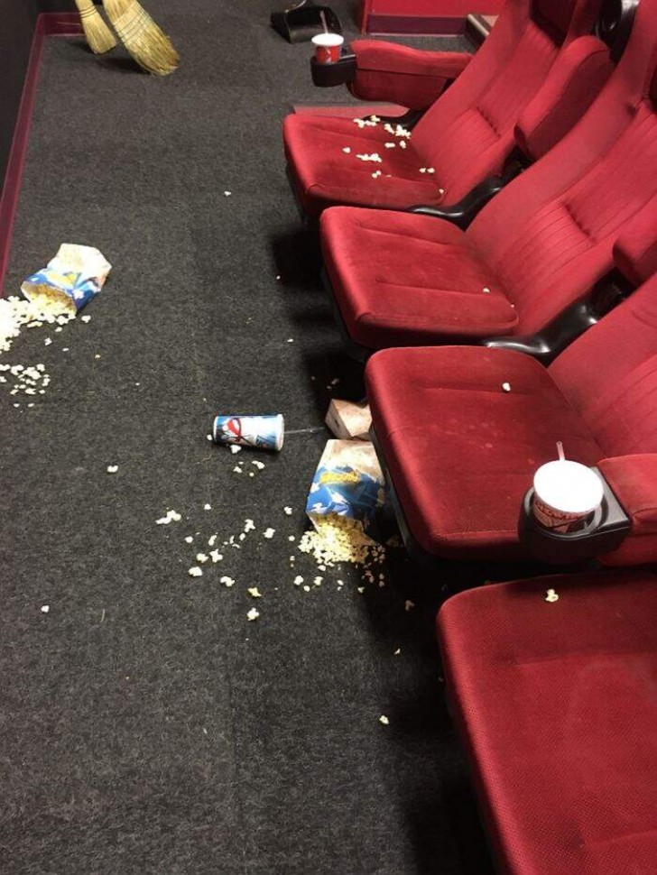 6. There are those who allow their children to leave food and litter all over the place at the cinema since, as they say, "Someone, later will clean it up anyway!"